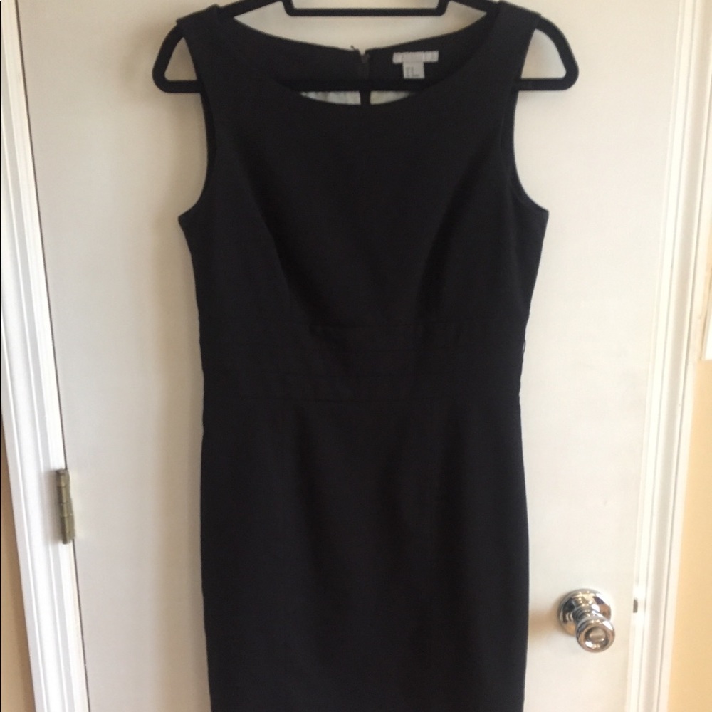 Black sleeveless dress